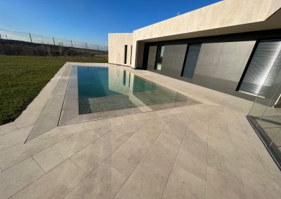 Piscina de obra terminada junto a una vivienda moderna en Toledo