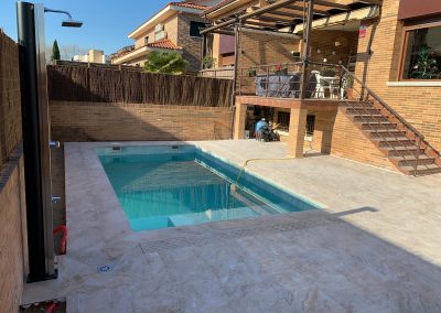 Piscina rectangular de obra con acabado perimetral efecto madera