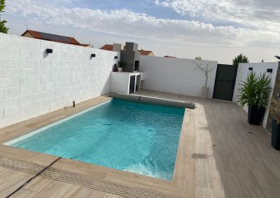 Piscina de obra familiar junto a barbacoa