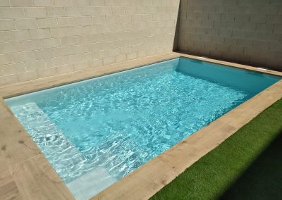 Piscina de obra rectangular con zona exterior a medida en Toledo