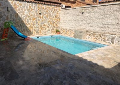 Piscina de obra junto a vivienda con ducha exterior en Toledo